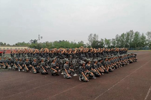 成都經(jīng)開區(qū)實驗中學(xué)軍訓(xùn)匯演