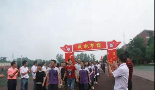 成都經(jīng)開區(qū)實驗中學(xué)誓師大會