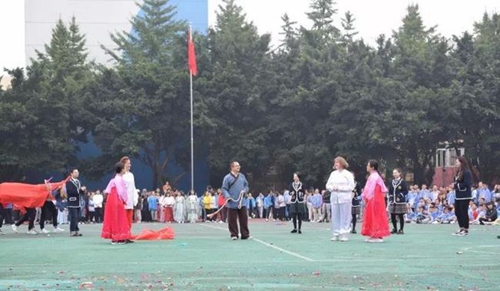 四川師范大學(xué)實驗外國語學(xué)校國際部校運(yùn)會開幕式表演3