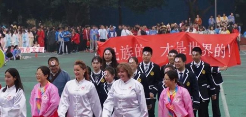 四川師范大學(xué)實驗外國語學(xué)校國際部校運(yùn)會開幕式表演5