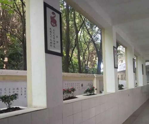 貴陽三十中教學樓走廊