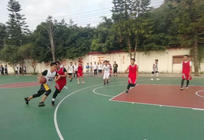 興義市第二中學(xué)賽場(chǎng)拼搏