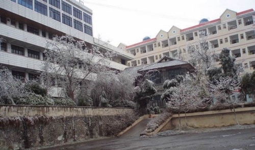 貴州獨山高級中學(xué)校園雪景
