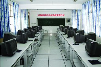 六枝特區(qū)職業(yè)技術(shù)學(xué)校機房