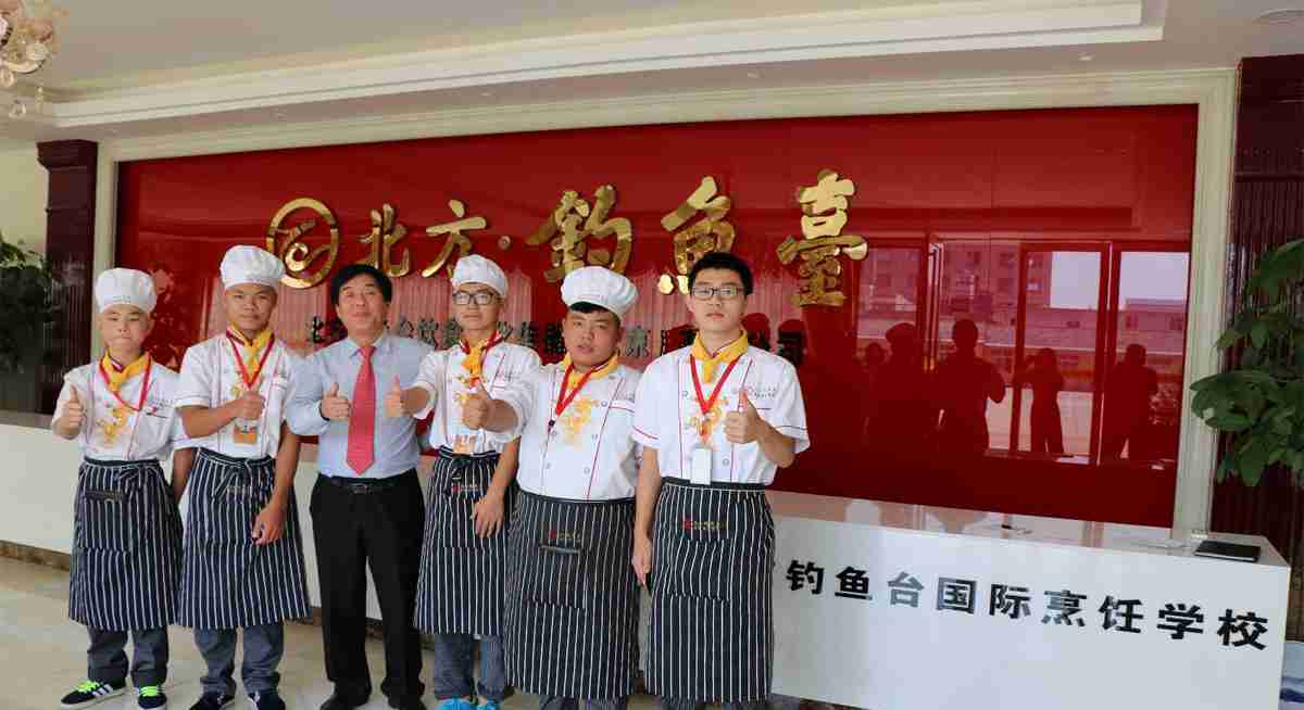 學生和老師合影