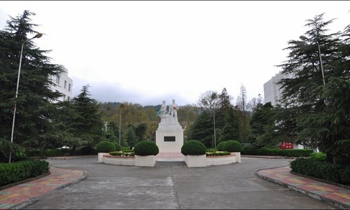 六盤(pán)水市鐘山區(qū)職業(yè)技術(shù)學(xué)校開(kāi)設(shè)了哪些專(zhuān)業(yè)?服裝與服飾設(shè)計(jì)專(zhuān)業(yè)有哪些課程
